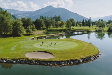 Golf course with panoramic views of mountains, water, and fairways in Zell am See-Kaprun. | © Zell am See-Kaprun Tourismus