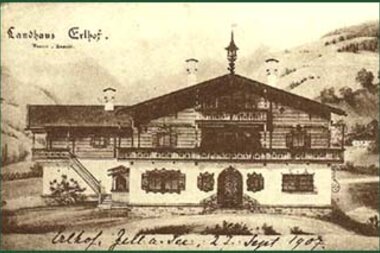 Historical photo of a wooden house with surrounding landscape, likely from the early 20th century. | © Chronik Landhotel Erlhof