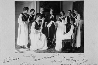 Black and white photo of a group of young musicians in traditional costumes playing music at Salzburg Museum. | © Salzburg Museum, Traub