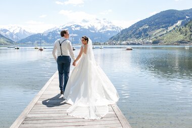 Glückliches Brautpaar am Zeller See | © Schloss Prielau 