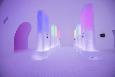 Interior of a futuristic, white space installation with glowing pastel-colored pillars. | © Kitzsteinhorn