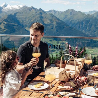 Family enjoying breakfast outdoors with mountain view at Schmittenhöhe. | © Zell am See-Kaprun Tourismus