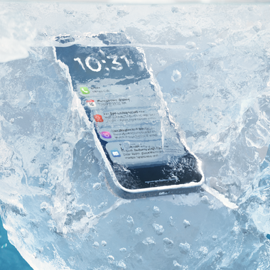 A smartphone floating on the water surface with visible time on the screen. | © Zell am See-Kaprun