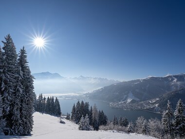 Winter landscape in Zell am See-Kaprun with snow-covered landscape, mountains, and clear sky with sunshine. | © Zell am See-Kaprun Tourismus