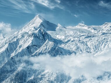 Mountain landscape with snow-covered peaks and blue sky in winter. | © Kitzsteinhorn