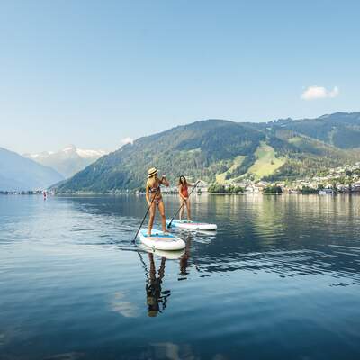 With the SUP on the way at Lake Zell | © Zell am See-Kaprun Tourismus