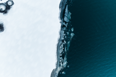 Frozen Lake Zell in winter with ice and snow, captured from above. | © Zell am See-Kaprun Tourismus