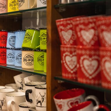 Colorful cups and ceramic items on a shelf in a shop. | © Johannes Radlwimmer