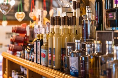  Plenty of regional products in the Lumpi delicatessen in the heart of Zell am See | © Johannes Radlwimmer