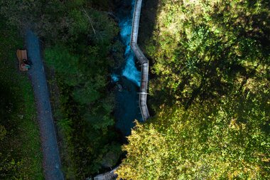 Aerial view of Sigmund Thun Gorge with waterfall and surrounding green nature. | © Zell am See-Kaprun Tourismus