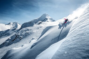 Skier descending snowy mountains in a freeride area at Kitzsteinhorn. | © Kitzsteinhorn