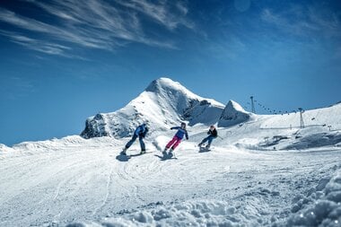 Skier on snow-covered mountain peak under clear sky. | © Kitzsteinhorn