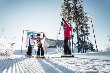 Children skiing on a kids' slope in Zell am See-Kaprun, playing and learning in the snow. | © Zell am See-Kaprun Tourismus