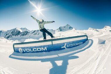 Skier rider at the snowpark on Kitzsteinhorn, with fresh snow and snow-covered mountains in the background. | © Kitzsteinhorn