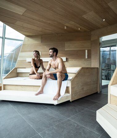 Saunieren in der Panorama Sauna im Tauern SPA Kaprun | © TAUERN SPA Zell am See-Kaprun