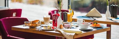 Reichhaltiges Frühstück im Urlaub  | © TAUERN SPA Zell am See-Kaprun