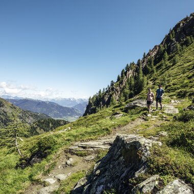 Hiking trail at Kitzsteinhorn with views of green mountains and a clear blue sky | © Zell am See-Kaprun Tourismus