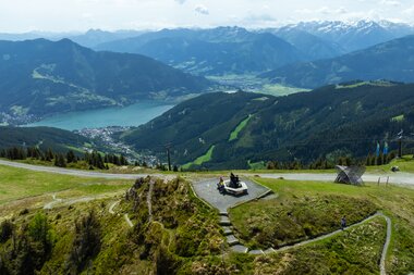 View of mountains, a lake, and a hiking area with paths and a cable car in a scenic landscape. | © Zell am See-Kaprun Tourismus